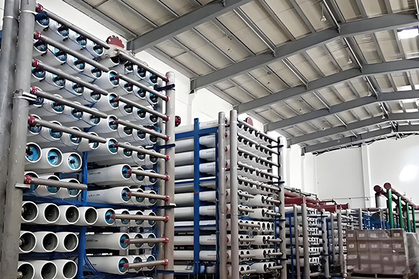 探尋工業(yè)反滲透設(shè)備廠家：工業(yè)用水純凈的守護(hù)者