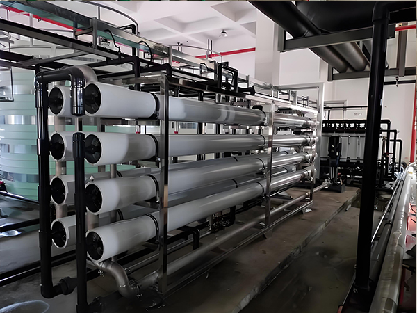 除鹽水設(shè)備生產(chǎn)廠家如何破解工業(yè)用水難題？ 